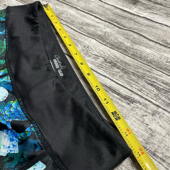 Women’s Medium CVG Constantly Varied Gear Mermaid Skull Leggings Excellent Cond - Picture 7 of 11